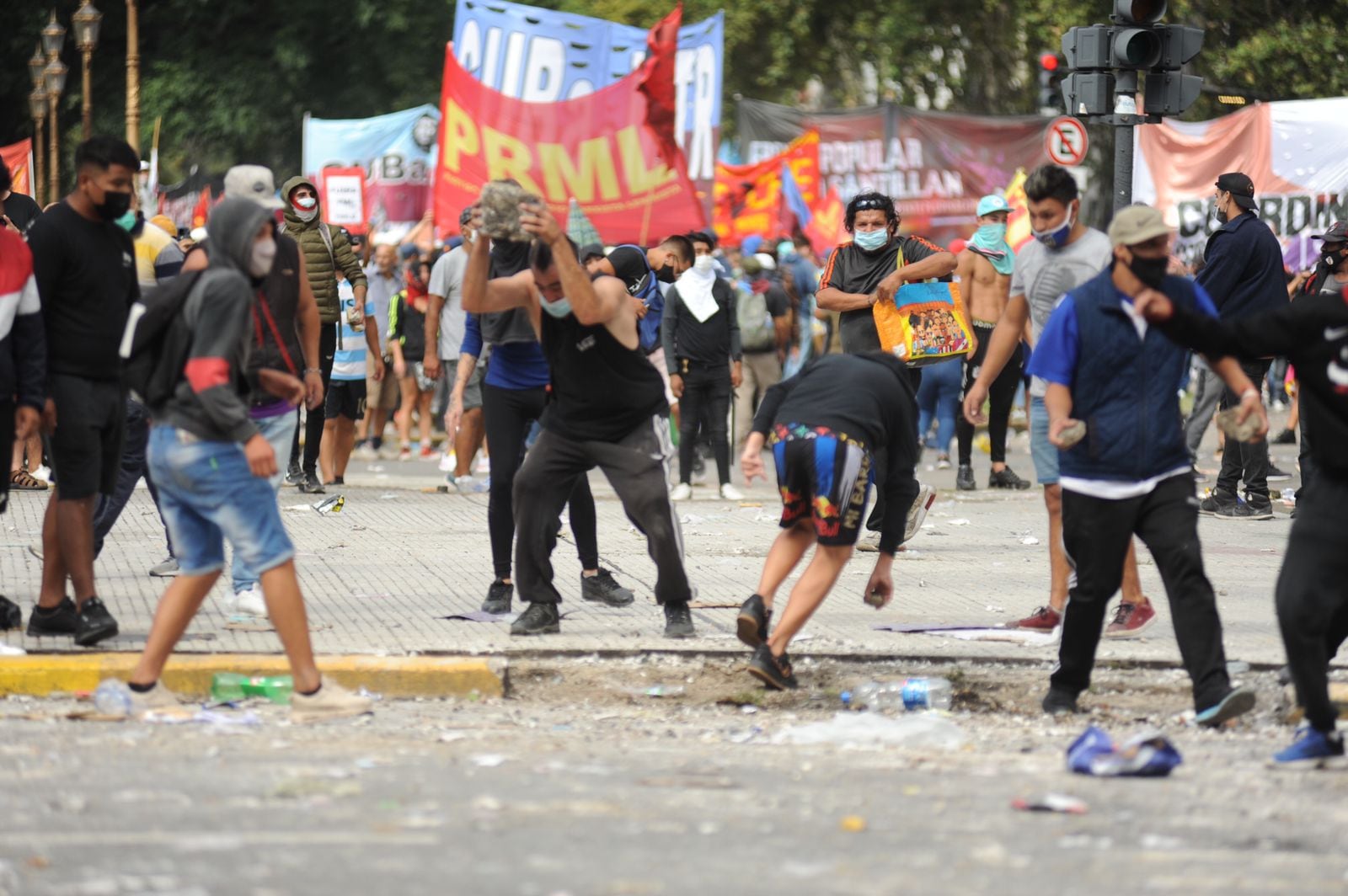 Enfrentamientos entre policías y manifestantes frente al Congreso por el acuerdo con el FMI. Foto: Federico López Claro