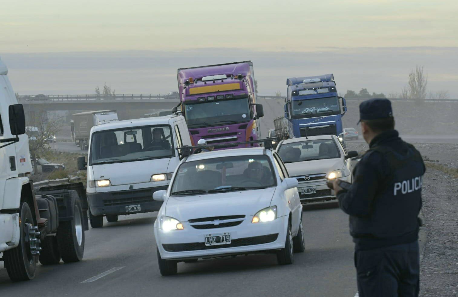 Demoras en el Acceso Este tras el vuelco fatal (Orlando Pelichotti / Los Andes)