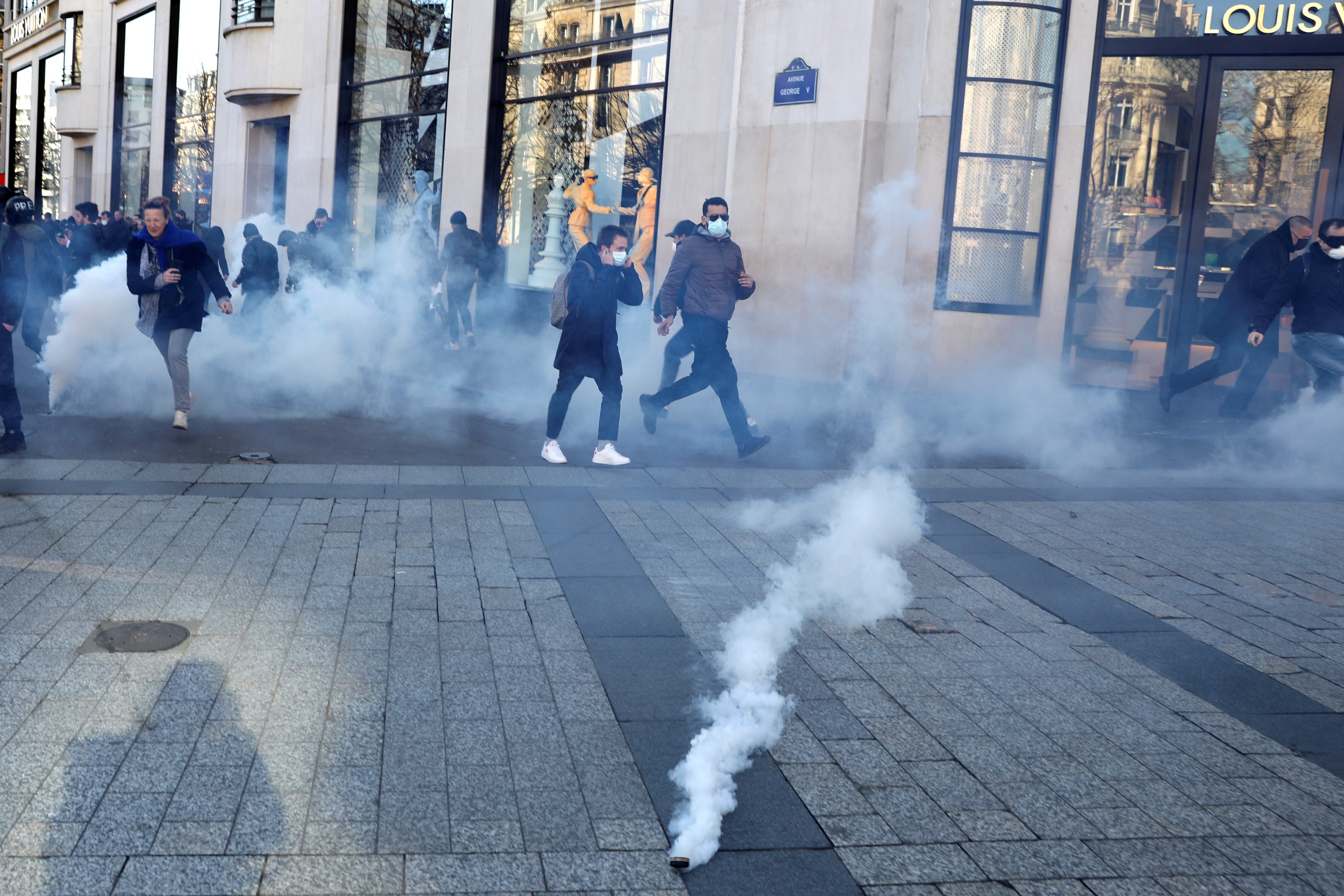 Manifestantes contra el pase sanitario chocaron con la policía de la capital francesa este sábado. AP