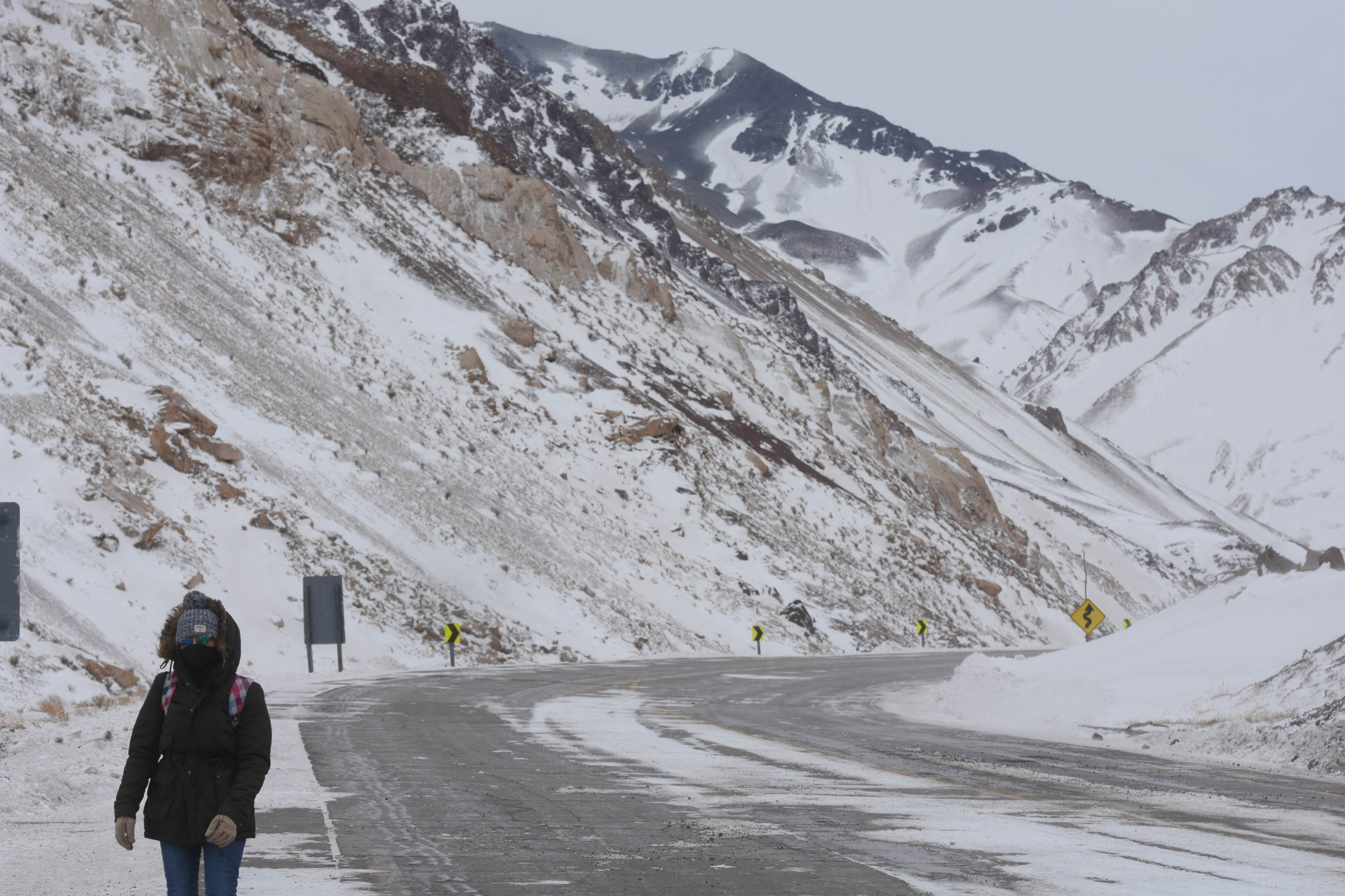 Luego de un invierno seco, la nieve llegó a la Alta Montaña y los mendocinos y turistas aprovecharon el domingo para disfrutar del paisaje y sus atractivos.