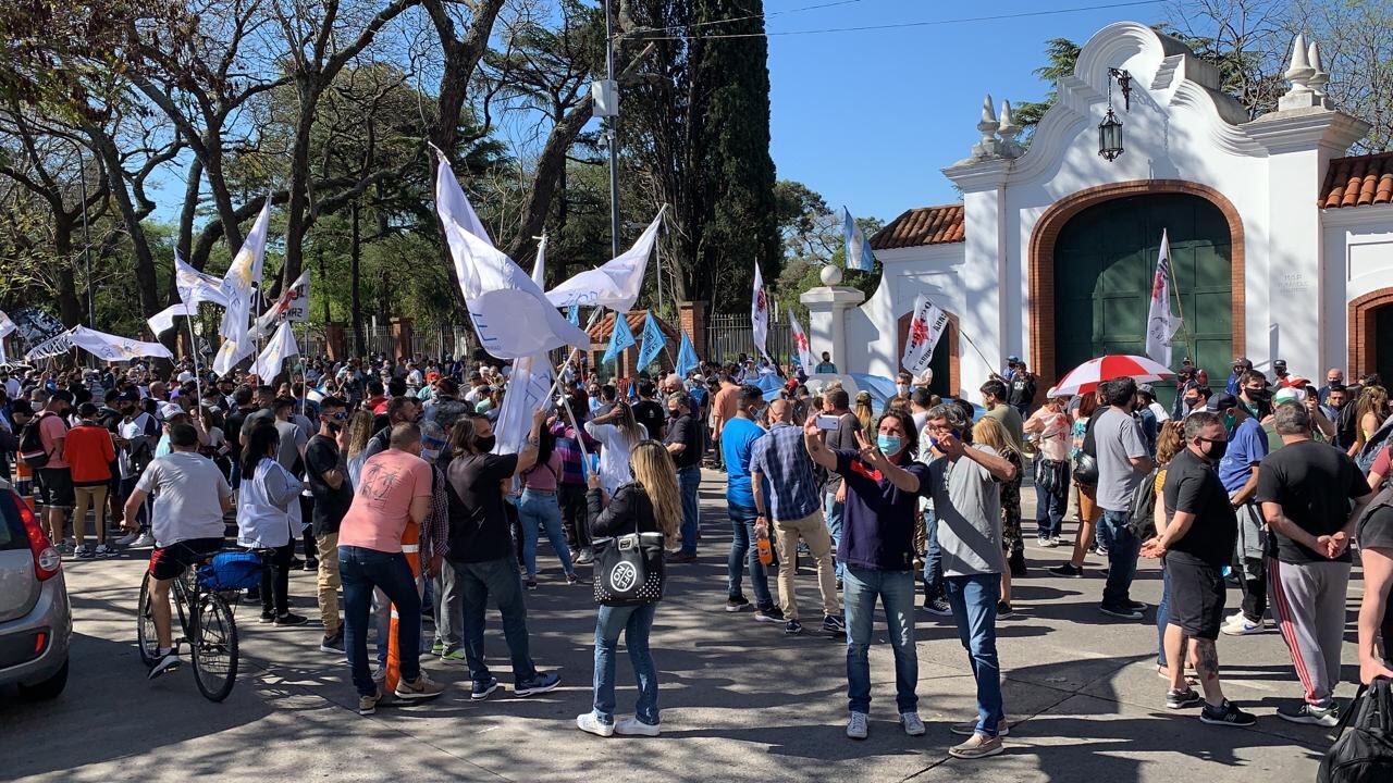 Agrupaciones afines al gobierno se concentran en la quinta de Olivos a la espera del 'banderazo'.