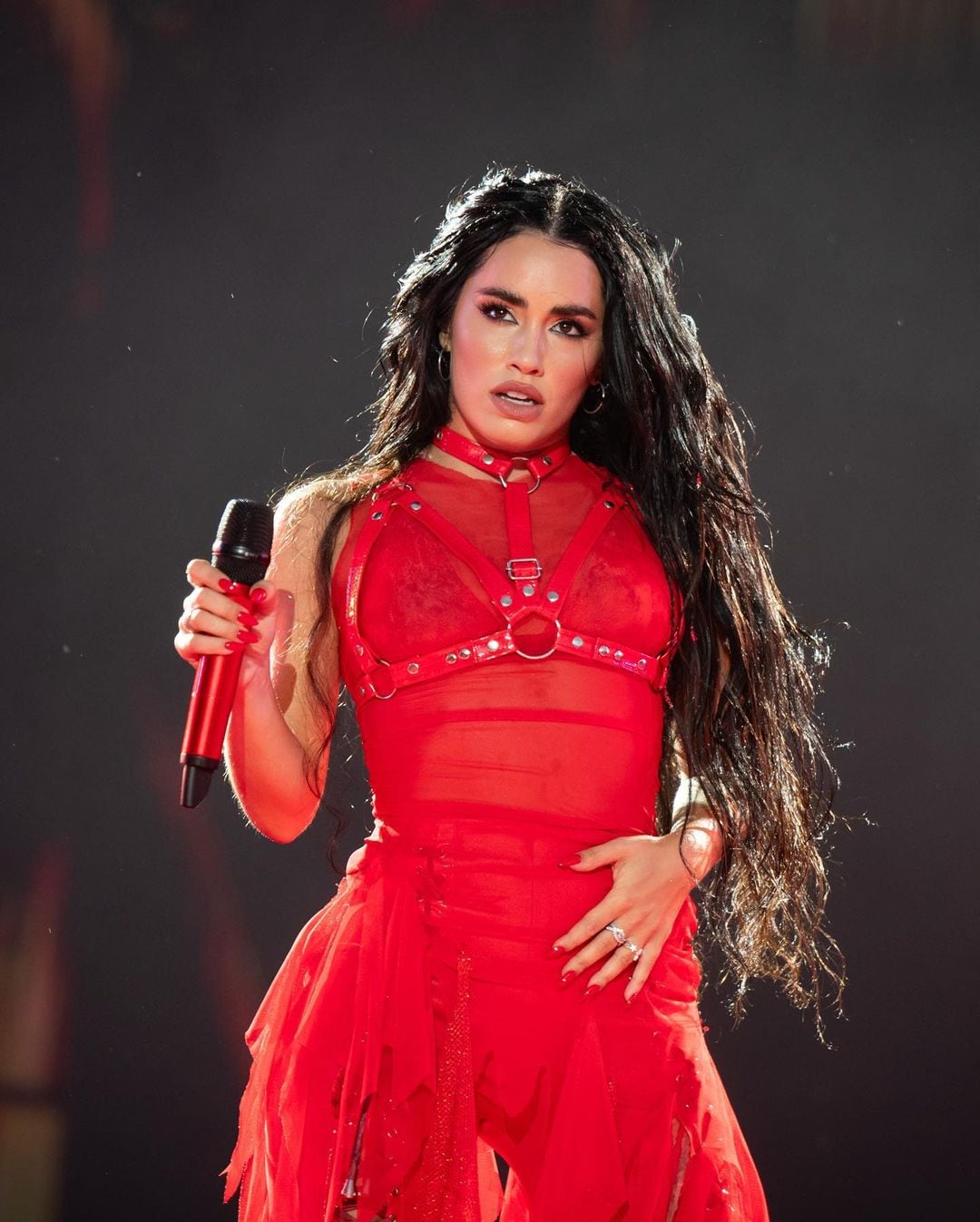 Lali Espósito con su look a puro rojo pasión y cuero