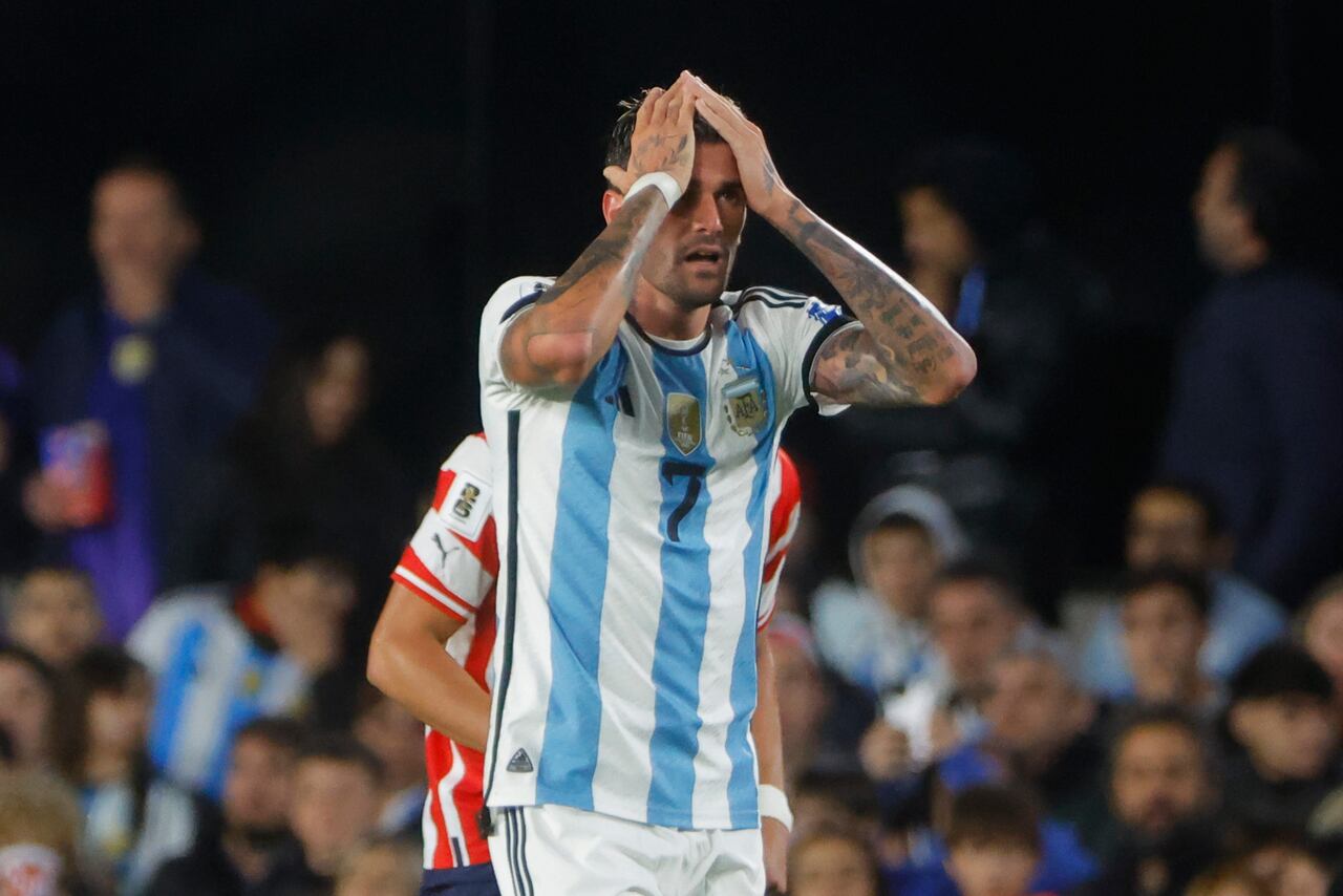 AMDEP455. BUENOS AIRES (ARGENTINA), 12/10/2023.- Rodrigo de Paul de Argentina reacciona hoy, en un partido de las Eliminatorias Sudamericanas para la Copa Mundial de Fútbol 2026 entre Argentina y Paraguay en el estadio Más Monumental en Buenos Aires (Argentina). EFE/ Juan Ignacio Roncoroni
