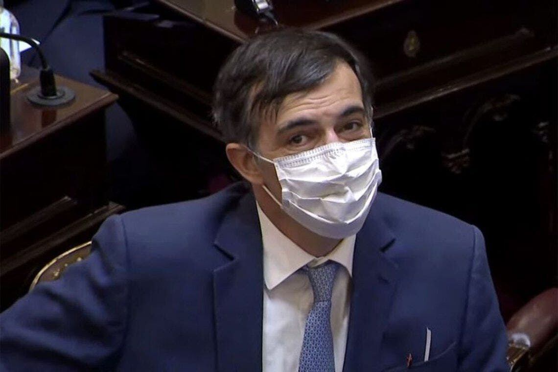 Esteban Bullrich, renunció al Senado Nacional. 