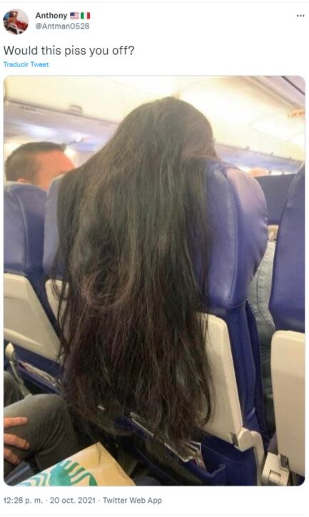 Una mujer fuemuy poco considerada con otro pasajero en un avión.