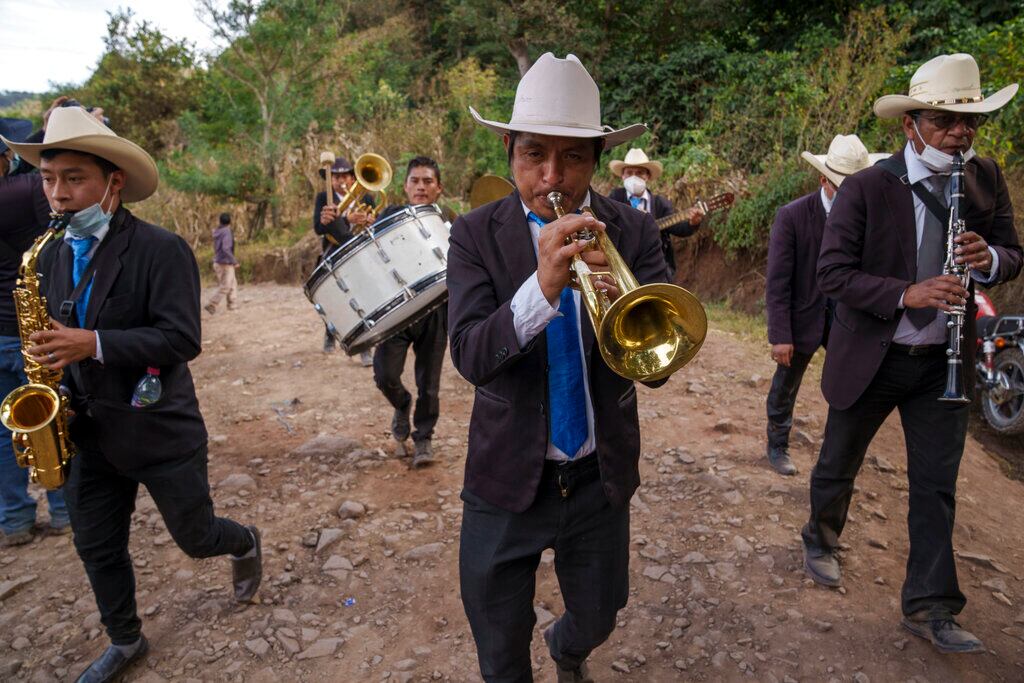 Mùsicos actúan durante el cortejo fúnebre del inmigrante guatemalteco Wilson Ramos Us, de 15 años, en el cementerio de Joyabaj, Guatemala