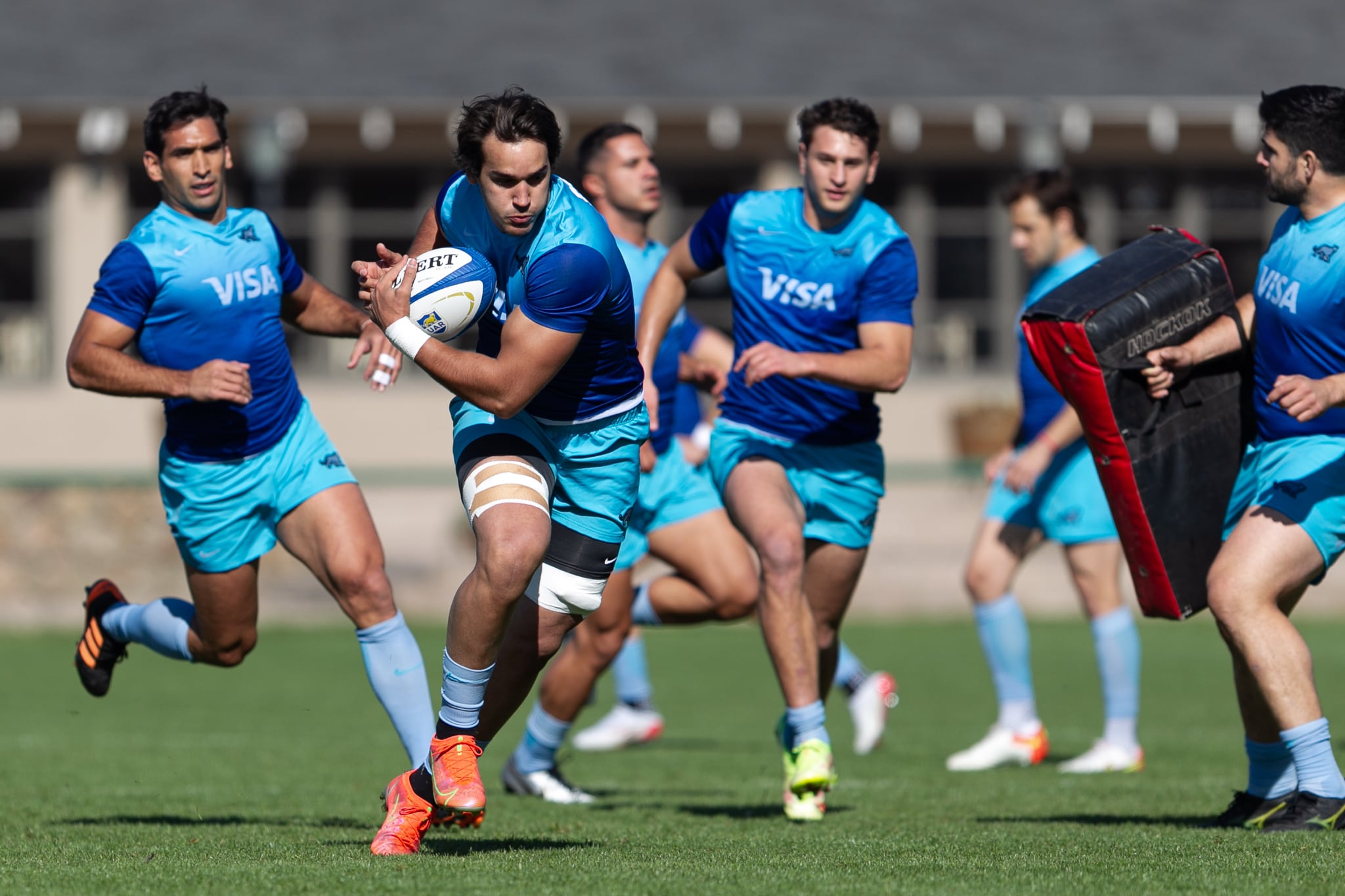 Con los mendocinos Juan Martín González y Gonzalo Bertranou, Los Pumas ya están instalados en Mendoza. / @lospumas 