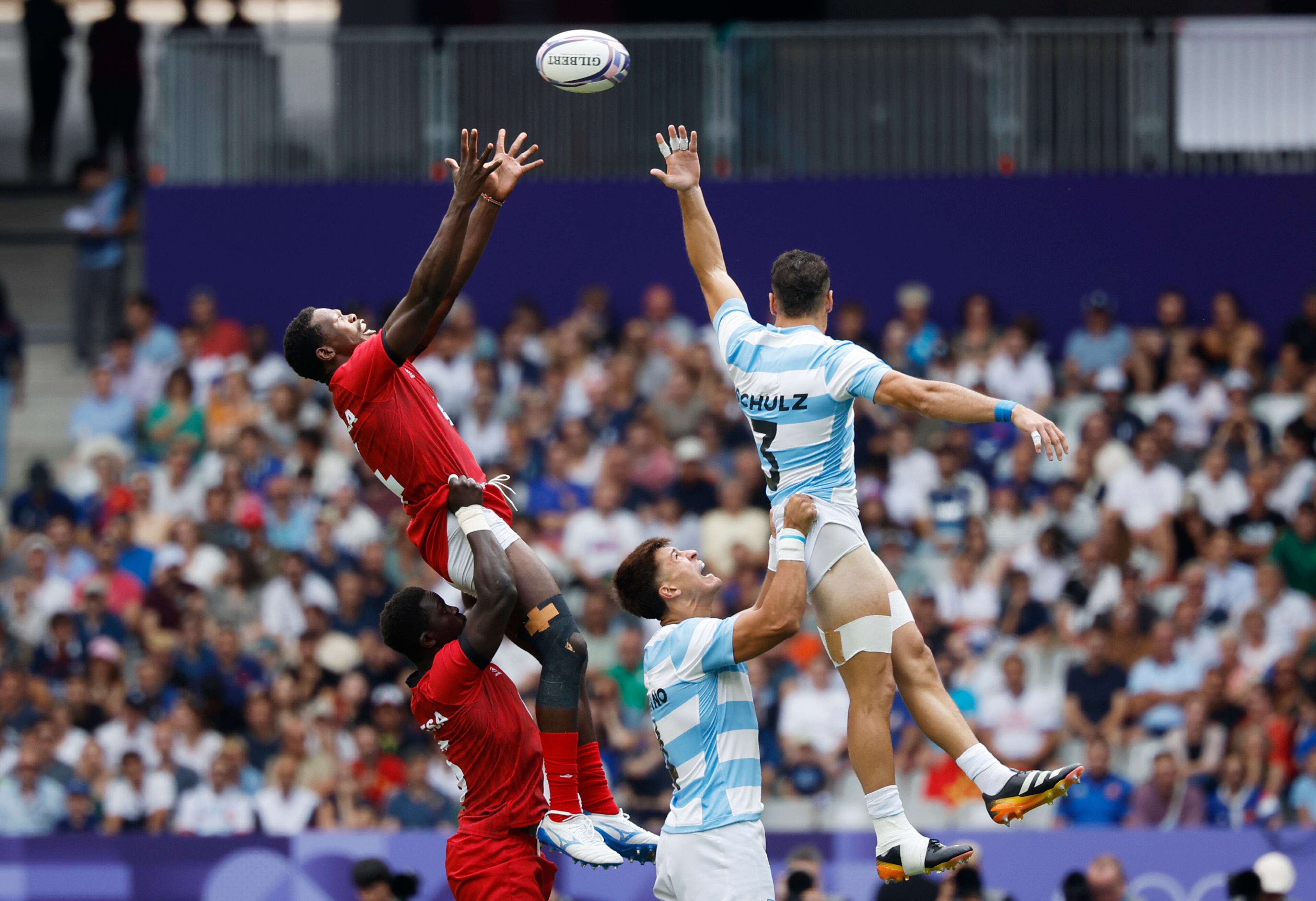 Saint-denis (France), 24/07/2024.- George Ooro Angeyo (top L) of Kenya and German Schulz of Argentina (top R) in line-out action during the Men Pool B Match match Argentina vs Kenya of the Rugby Sevens competitions in the Paris 2024 Olympic Games, at the Stade de France in Saint Denis, France, 24 July 2024. (Francia, Kenia) EFE/EPA/YOAN VALAT
