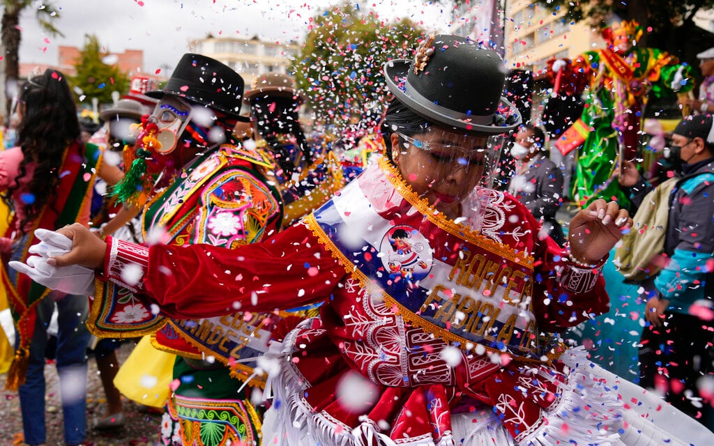 Una mujer baila durante la inauguración del Carnaval en La Paz, Bolivia, el 6 de febrero de 2022. (AP Foto/Juan Karita)