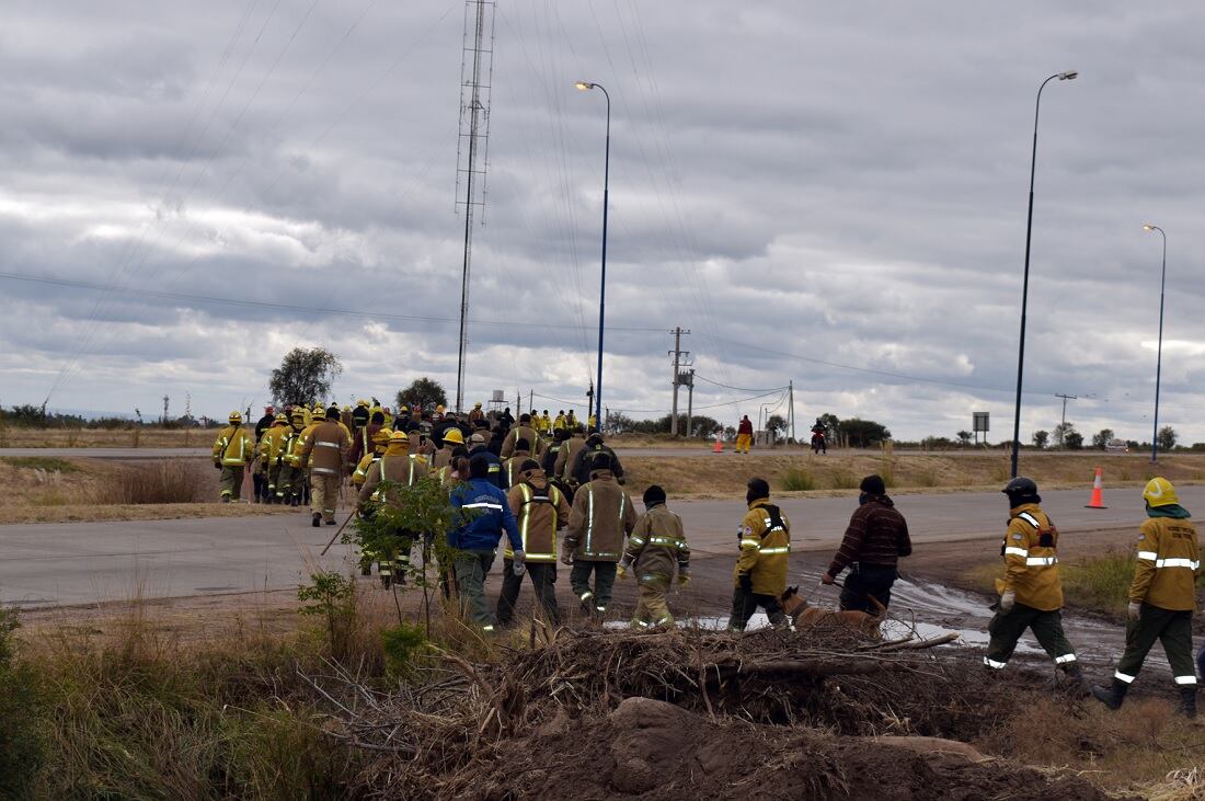 Las fuerzas de seguridad que parcicipan en la búsqueda de Guadalupe Lucero se despliegan para realizar uno de los tantos rastrillajes sobre la Ruta 7.