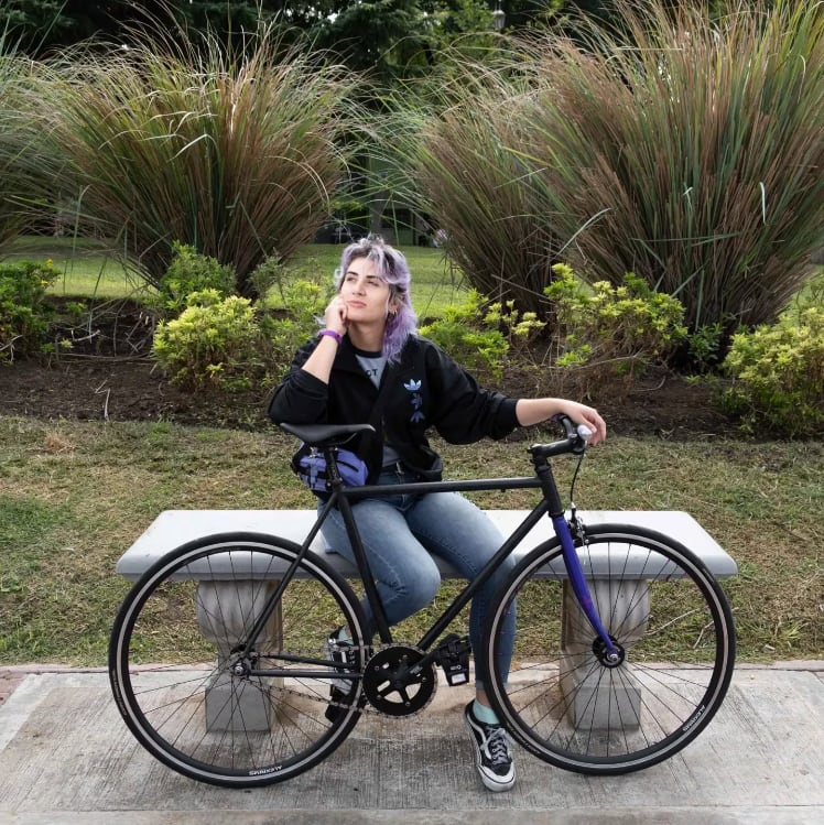 Daiana junto a su bicicleta. Foto: Daiana Martínez