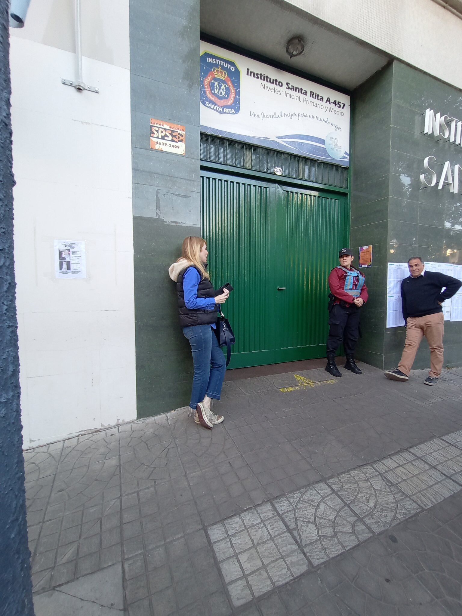 Lilia Lemoine llegó al establecimiento escolar a las 7:28. Foto: X.