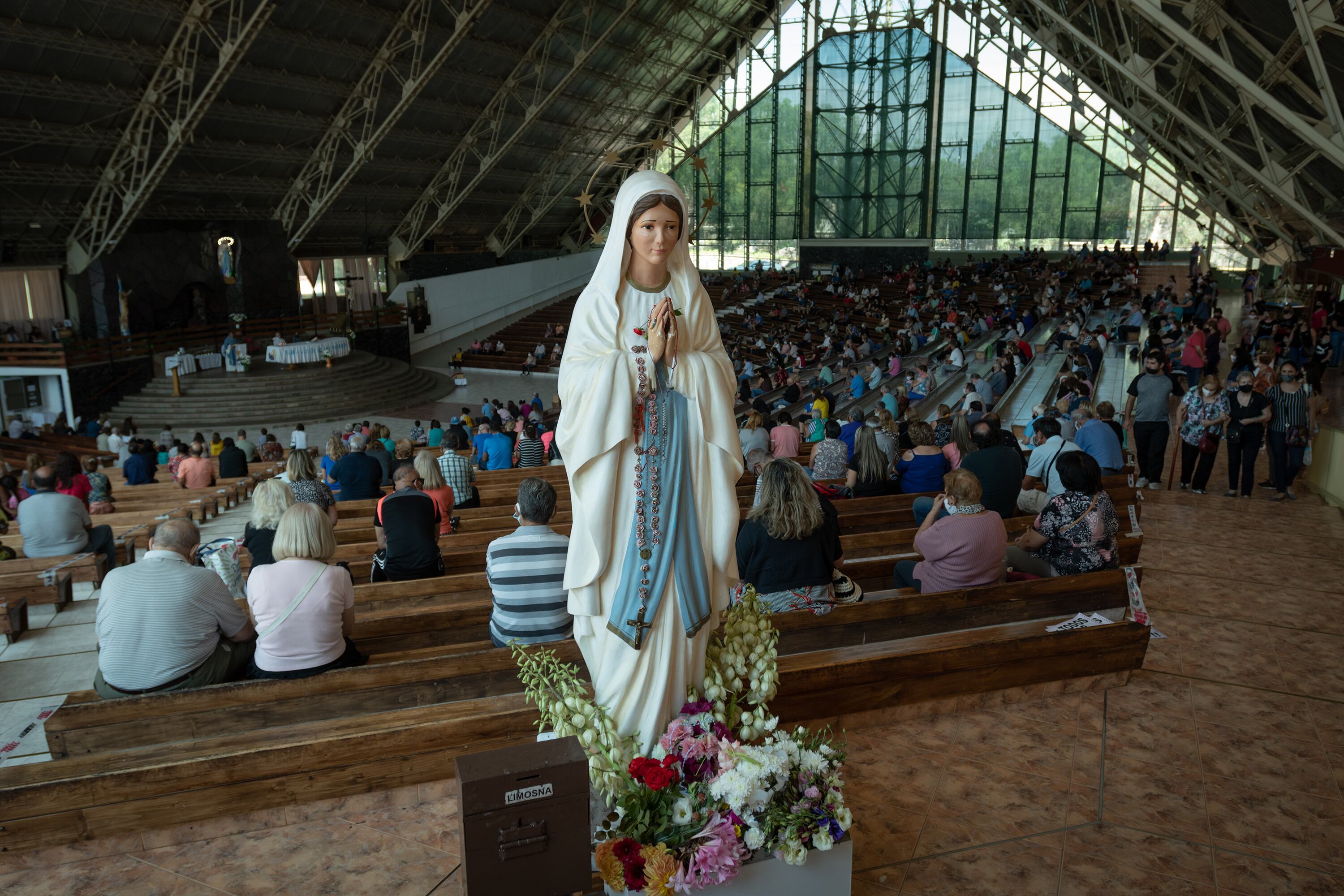 Con distanciamiento social y sin procesión al santuario los feligreses celebraron el día de la Virgen de Lourdes.