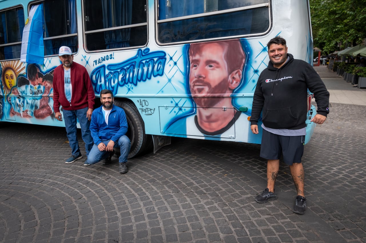 Carlos Romero, Jonatan Álvarez y el artista Ariel Lenz junto a La Scaloneta. /  Ignacio Blanco - Los Andes

