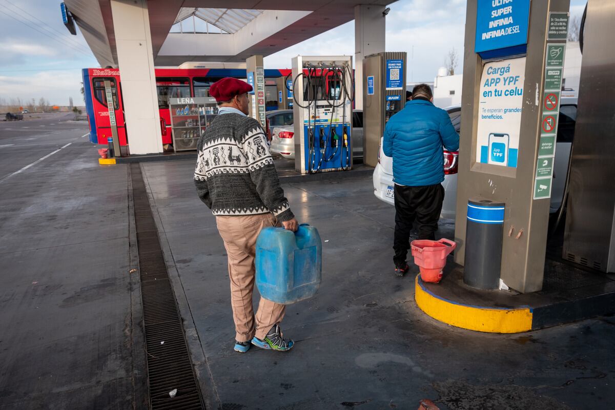 Con un bidón un hombre busca gasoil en una estación de servicio de Luján de Cuyo. Foto: Ignacio Blanco / Los Andes 