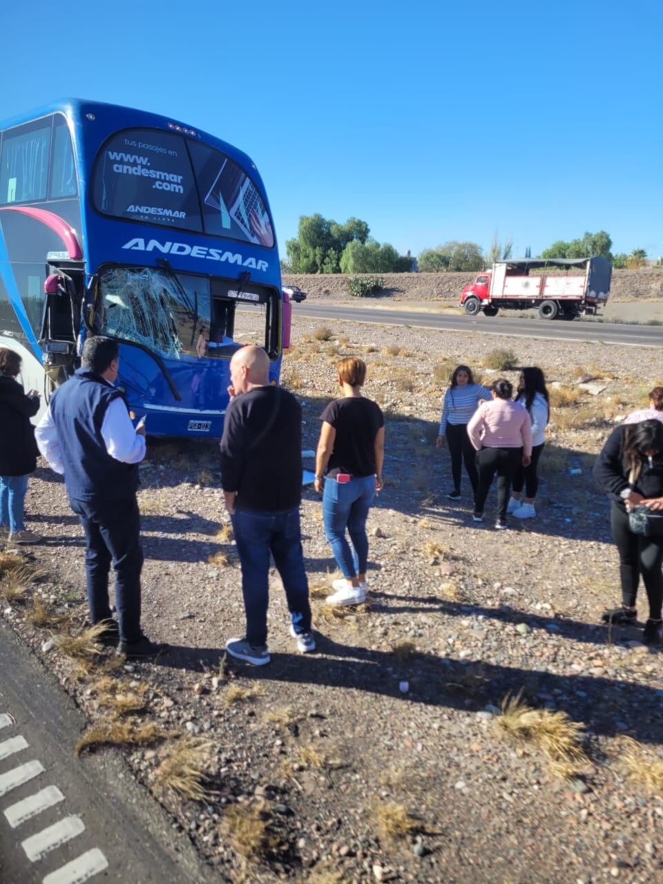 Un micro chocó contra un camión en la Ruta 7