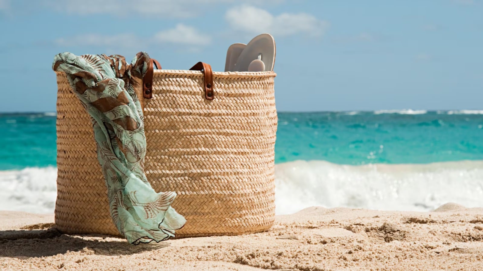 Cómo armar tu bolso de playa con todos los ítems indispensables para pasar un día de relax. Foto: EL PAÍS.