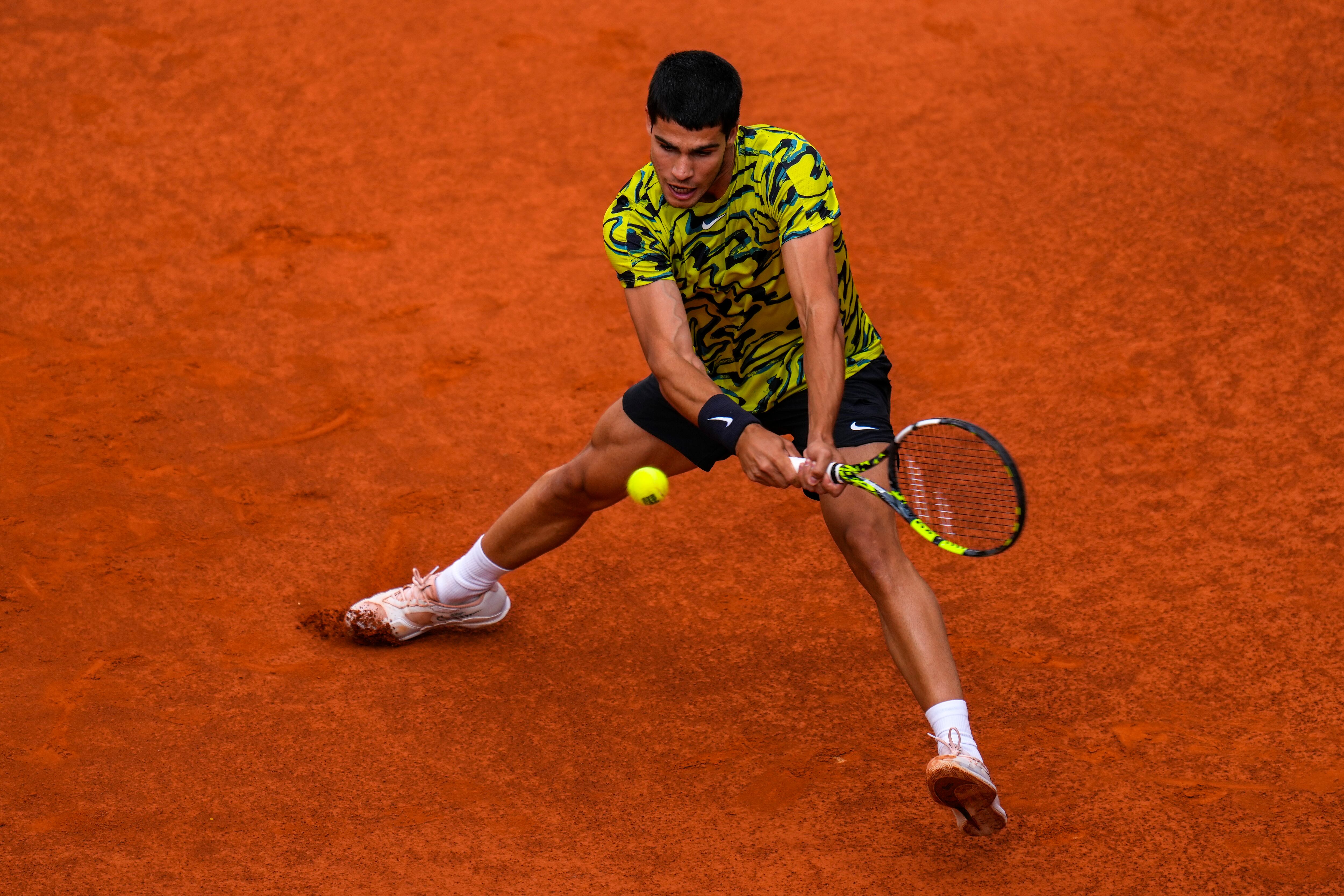 Carlos Alcaraz devuelve ante Jan-Lennard Struff en la final del Abierto de Madrid, el domingo 7 de mayo de 2023. (AP Foto/Manu Fernández)