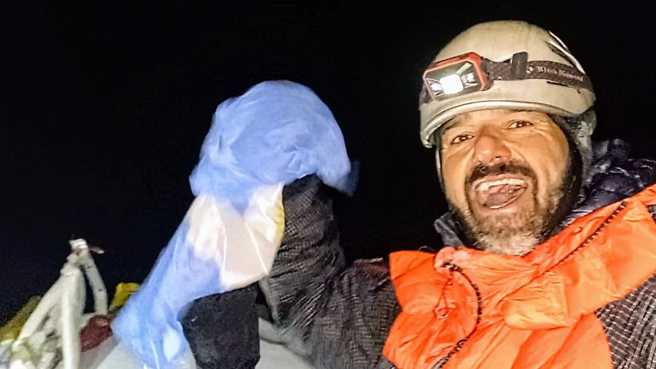 El mendocino que se convirtió en el primer argentino en subir el monte K2 como guía. Aquí, en la cumbre, con una bandera celeste y blanca.