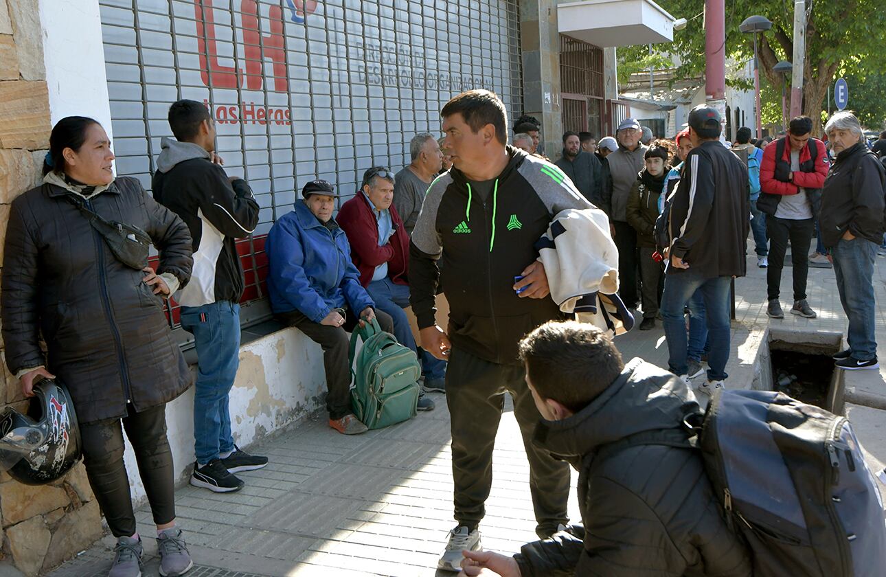 Demoras y largas filas en la Administración Nacional de la Seguridad Social (Anses), sucursal Las Heras, Foto: Orlando Pelichotti / Los Andes