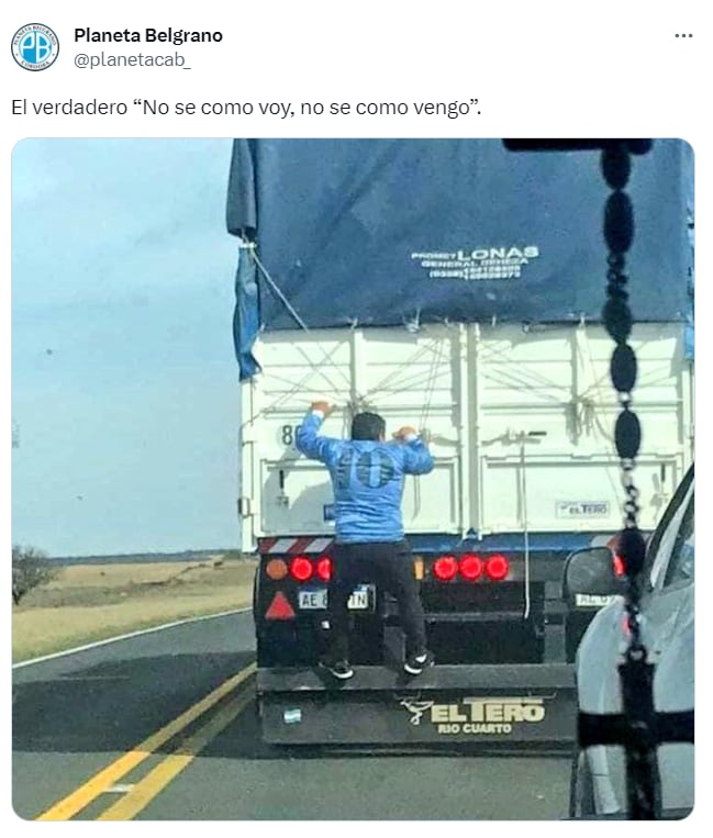 La historia detrás de la foto viral de un hincha de Belgrano colgado de la parte de atrás de un camión - Foto Planeta Belgrano