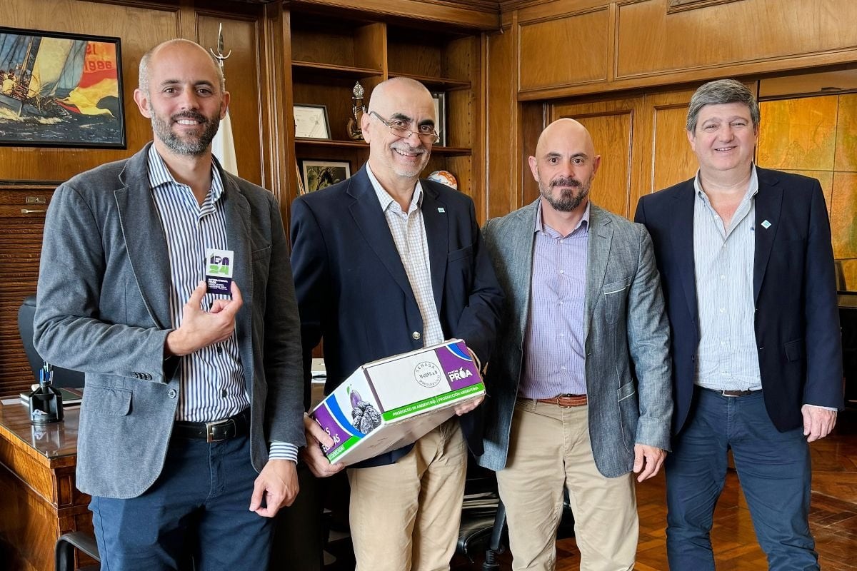 Francisco Araujo (Cluster de Ciruela), Pablo Cortese (presidente de SENASA), Lucio Álvarez (CECIM) y Guillermo Rossi (SENASA).