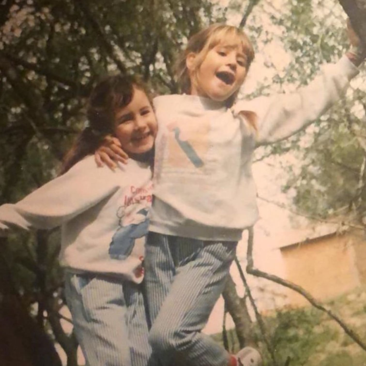 Las dos hermanas en algunas vacaciones familiares.