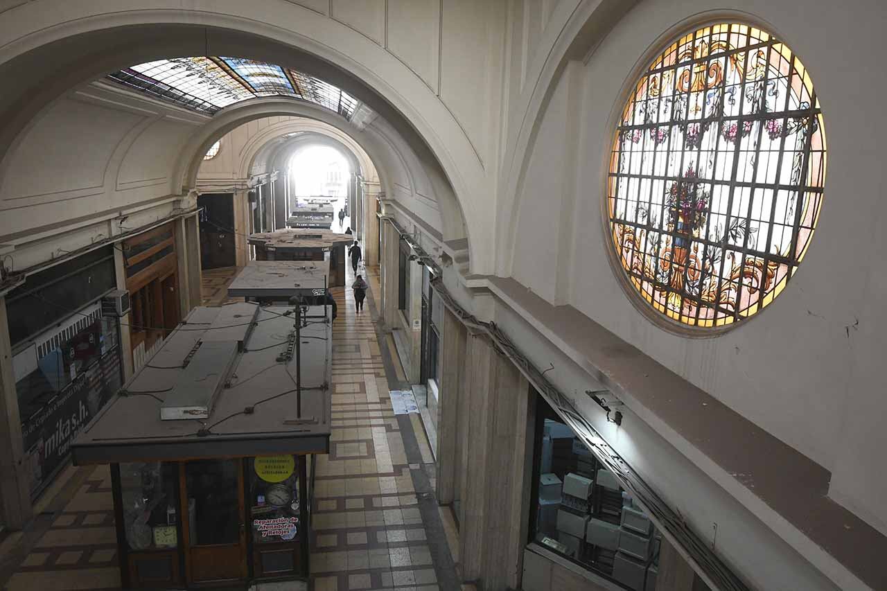 Comenzarán a restaurar vitrales, proyectan un restaurante en la terraza y un café temático dentro de la galería del Pasaje San Martín, ubicado en San Martín y Peatonal Sarmiento de Ciudad y tambien restaurarán los tres ascensores ingleses
Foto:José Gutierrez / Los Andes