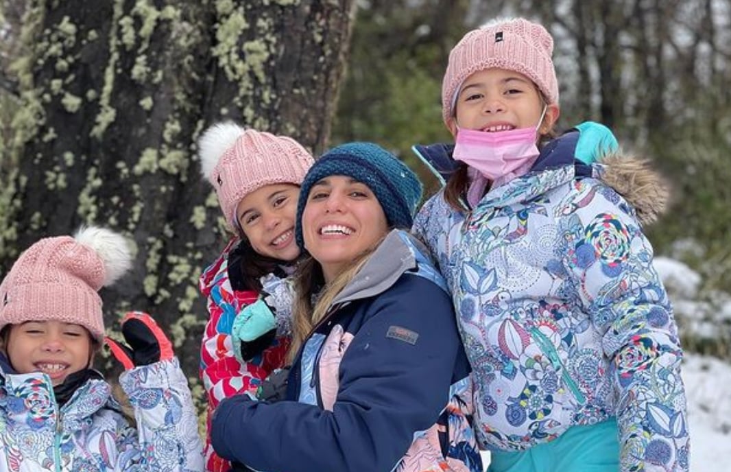 La panelista junto a sus hijas en Calafate.