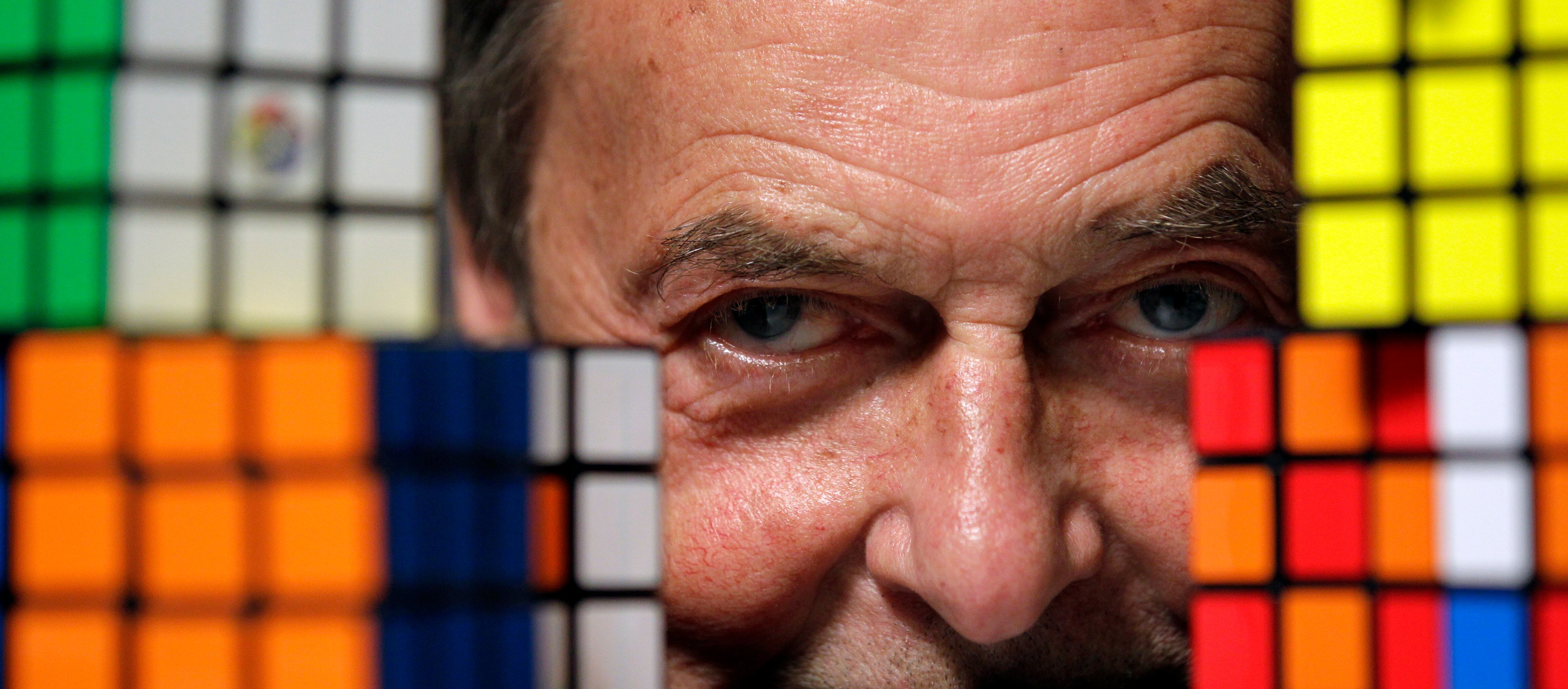 Erno Rubik creador del Cubo Rubik.