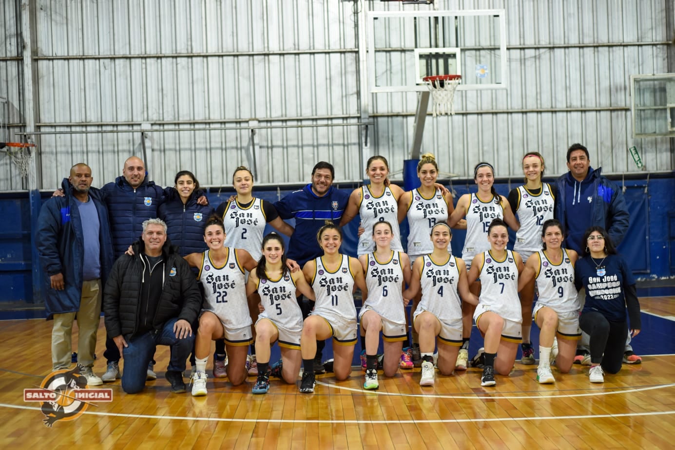 El plantel de San José tras el triunfo en la primera final. / Gentileza: Salto Inicial.