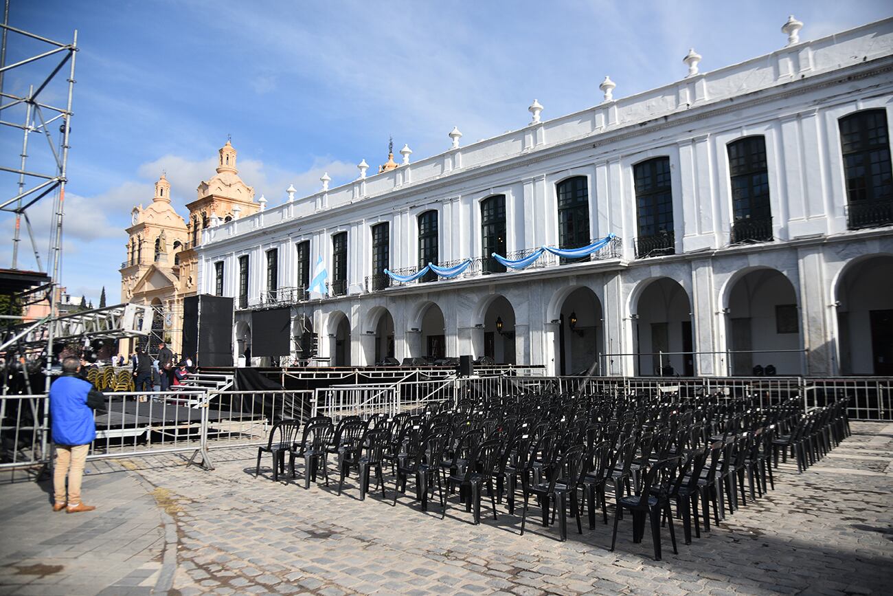 Acto de Mayo. Avanza el armado del escenario para el acto del 25 de Mayo con la presencia de Javier Milei en Córdoba. (Pedro Castillo / La Voz)