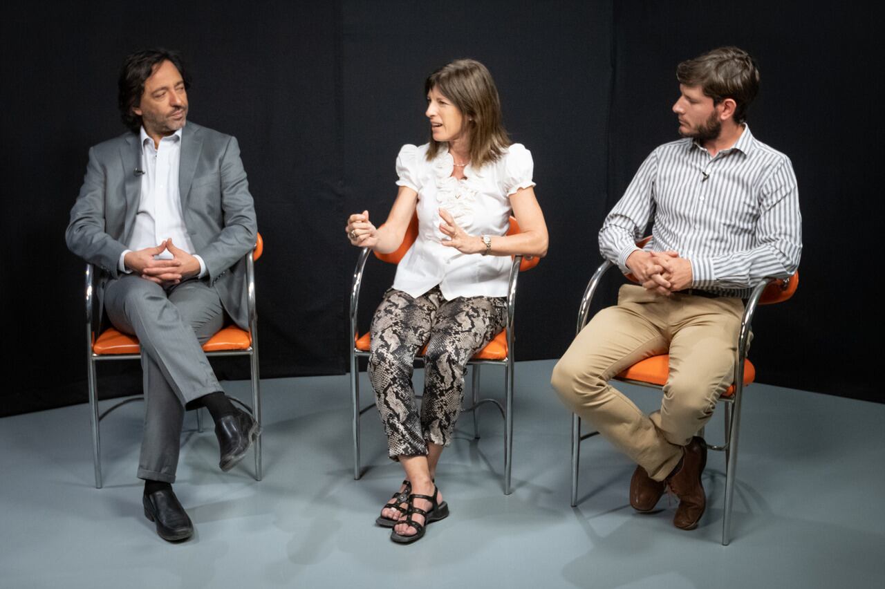 Ciclo Pilares
4° Encuentro: Calidad Institucional  
Gabriela Ábalos (Profesora de Derecho Constitucional y jueza tributaria),  Fernando Simón (Fiscal de Estado de Mendoza) y Facundo Heras (Director ejecutivo de Fundación Nuestra Mendoza), plantearon las dudas sobre la capacitación de los ciudadanos para usar la Boleta única en las próximas elecciones. 

 Foto: Ignacio Blanco / Los Andes 