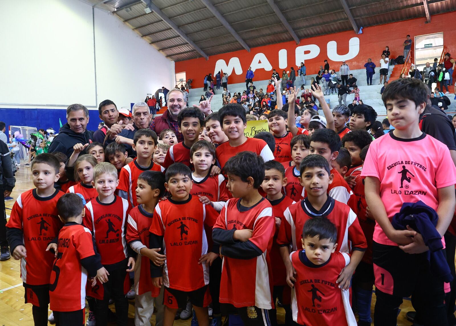 Stevanato dio el puntapié inicial a los torneos de fútbol del departamento. Foto: Maipú Municipio.