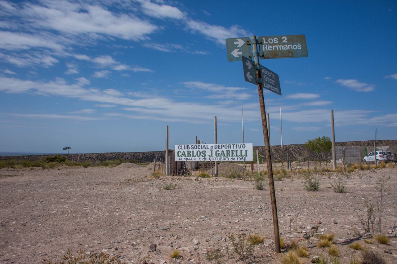 Atonio Garelli es uno de los socios fundadores del Club Social y Deportivo Carlos Garelli, creado el 5 de octubre de 1969. Trabaja en el piedemonte todos los dias para concretar el sueño de construir un campo deportivo de gran inmensidad. 

Foto: Mariana Villa / Los Andes