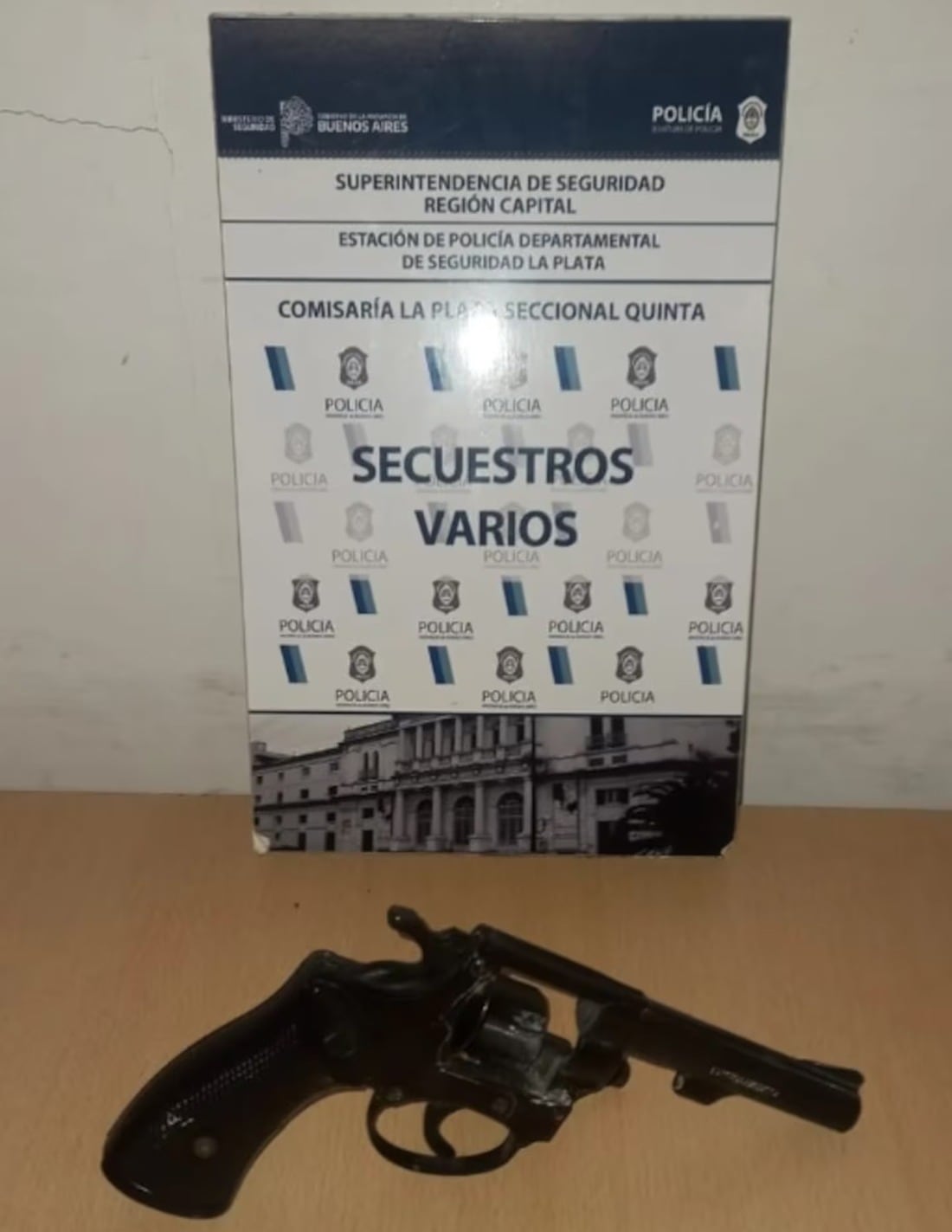 El revólver encontrado en el Colegio Cristiano Evangélico Príncipe de Paz de La Plata / Gentileza TN.