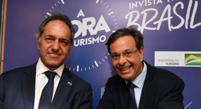 Gilson Machado Neto, ministro de Turismo, junto al embajador argentino en Brasil, Daniel Scioli.