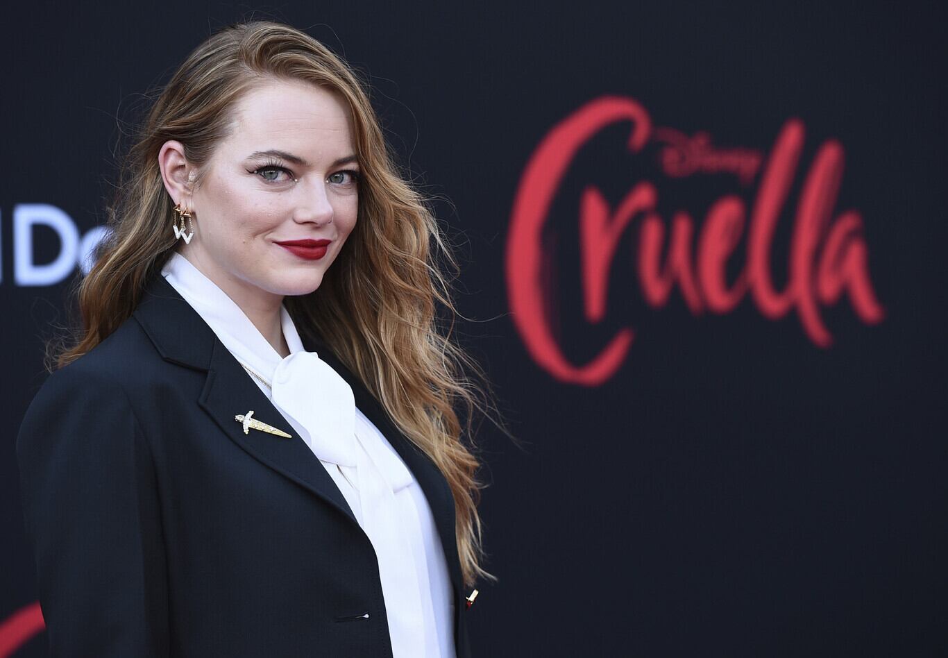 Emma Stone juega con los clores de su pelo y siempre brilla. La protagonista de Cruella sabe cómo llevarlo