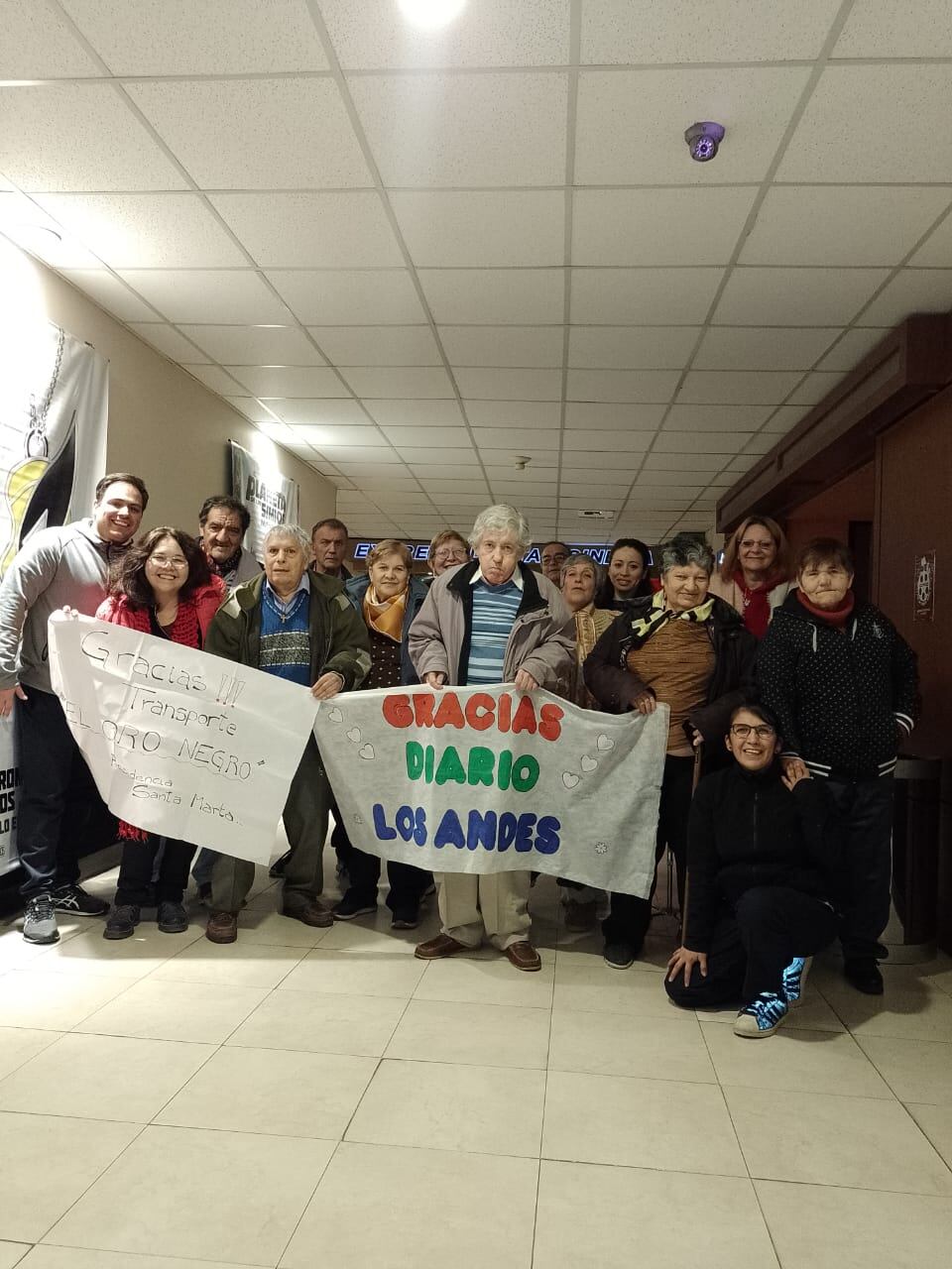 Residentes del Hogar Santa Marta en una tarde de cine junto a Los Andes. Foto: Los Andes