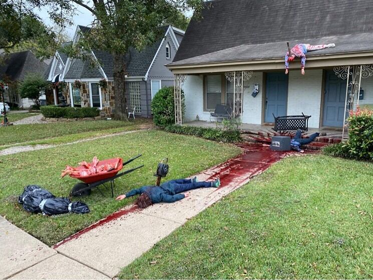 Un artista decoró su casa como una escena de masacre por Halloween. Foto Dallas Observer.