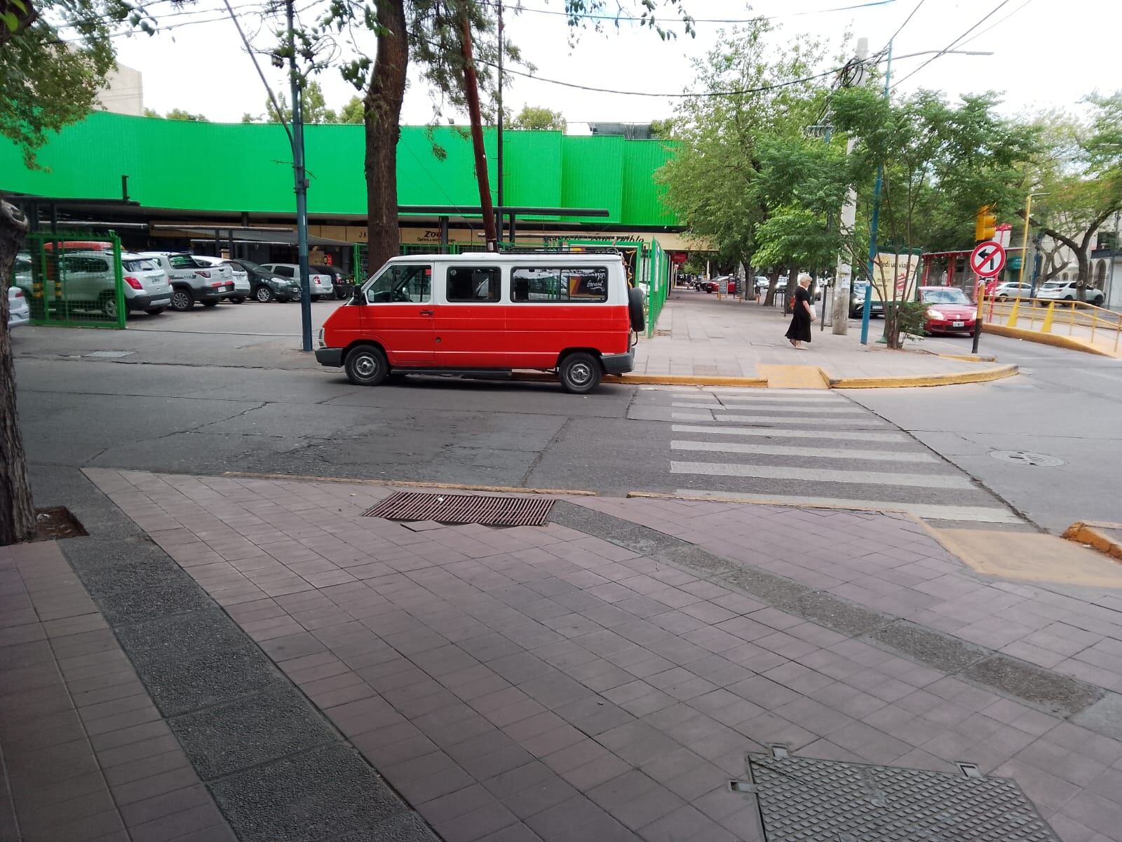 Combi estacionada.