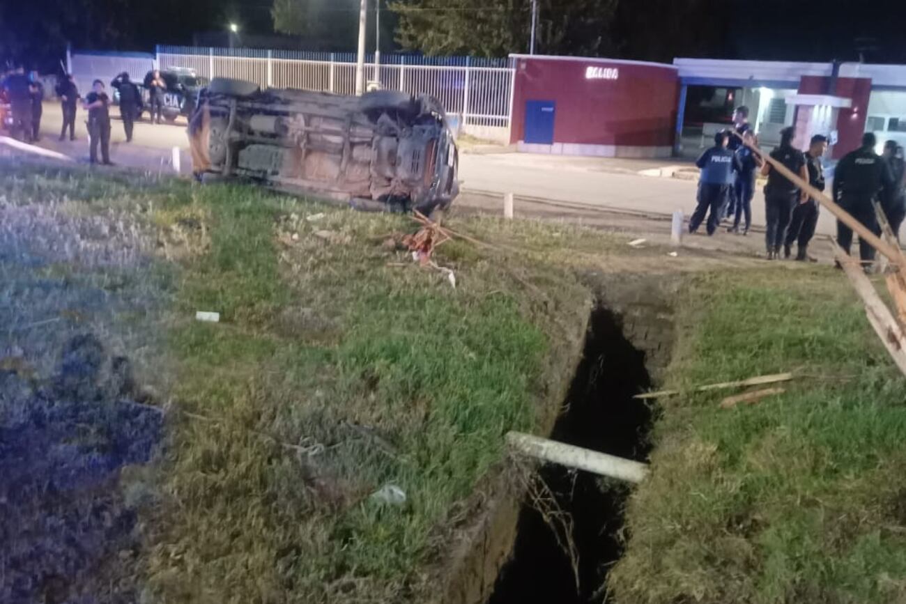 Un delincuente perdió la vida luego de volcar en la camioneta que había robado. Ministerio de Seguridad.