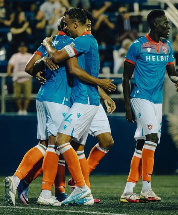 El equipo de EEUU que quiere a Messi sumó sus otros “refuerzos” celeste y blancos: hinchas argentinos enojados cantaron hits tribuneros durante un partido. Foto: Instagram @themiamifc