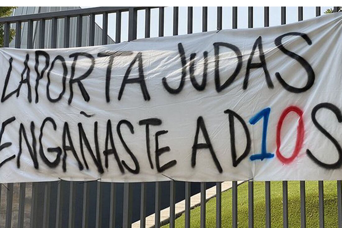 Las pancartas en el estadio Camp Nou contra el presidente Laporta luego de la salida de Messi.