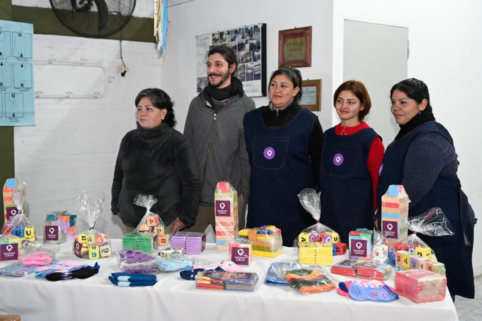 Solidaridad en acción: Godoy Cruz junto a centros de jubilados entregaron más 400 mantas, juegos y camas pequeñas. Foto: Prensa Godoy Cruz