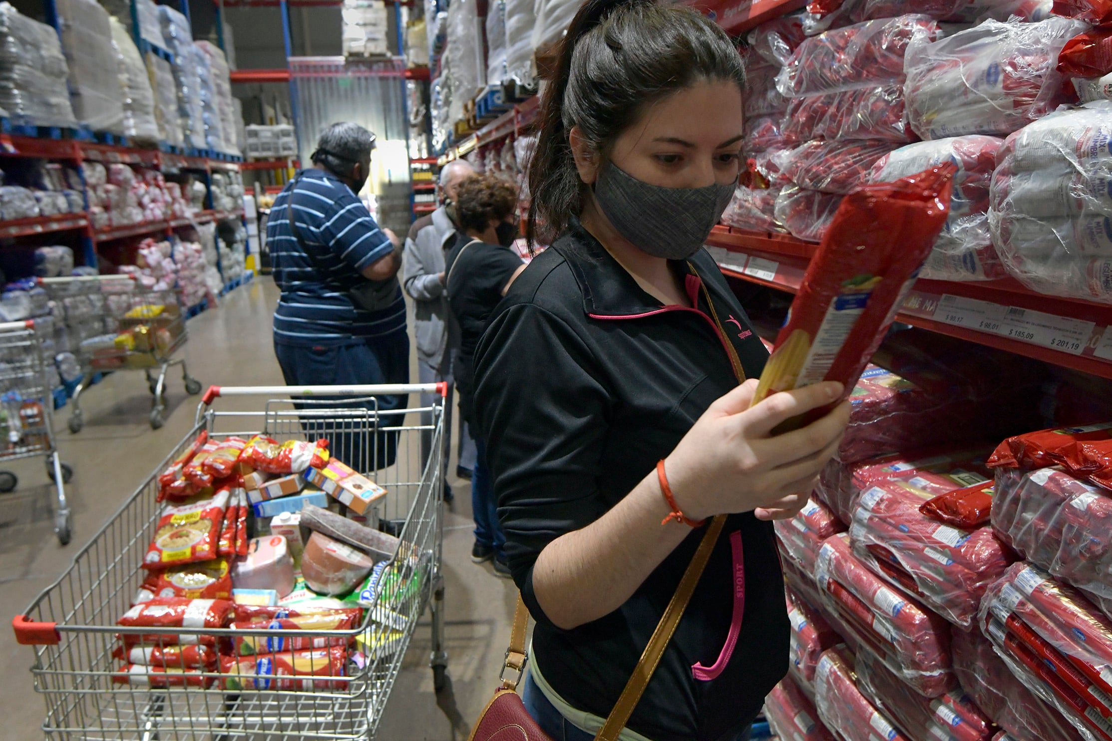 23 Marzo Mendoza Economía
Inflación aumentos en los precios de los productos de la Canasta Básica 
El Poder Ejecutivo publicó en el Boletín Oficial la reglamentación de la Ley 27.642 de Promoción de la Alimentación Saludable, conocida como ley de etiquetado frontal,  objetivo advertir a los consumidores sobre los excesos de grasas, sodio y azúcares en los productos, con el fin de ayudar a combatir la obesidad, la hipertensión y los riesgos cardíacos.

 Foto: Orlando Pelichotti / Los Andes