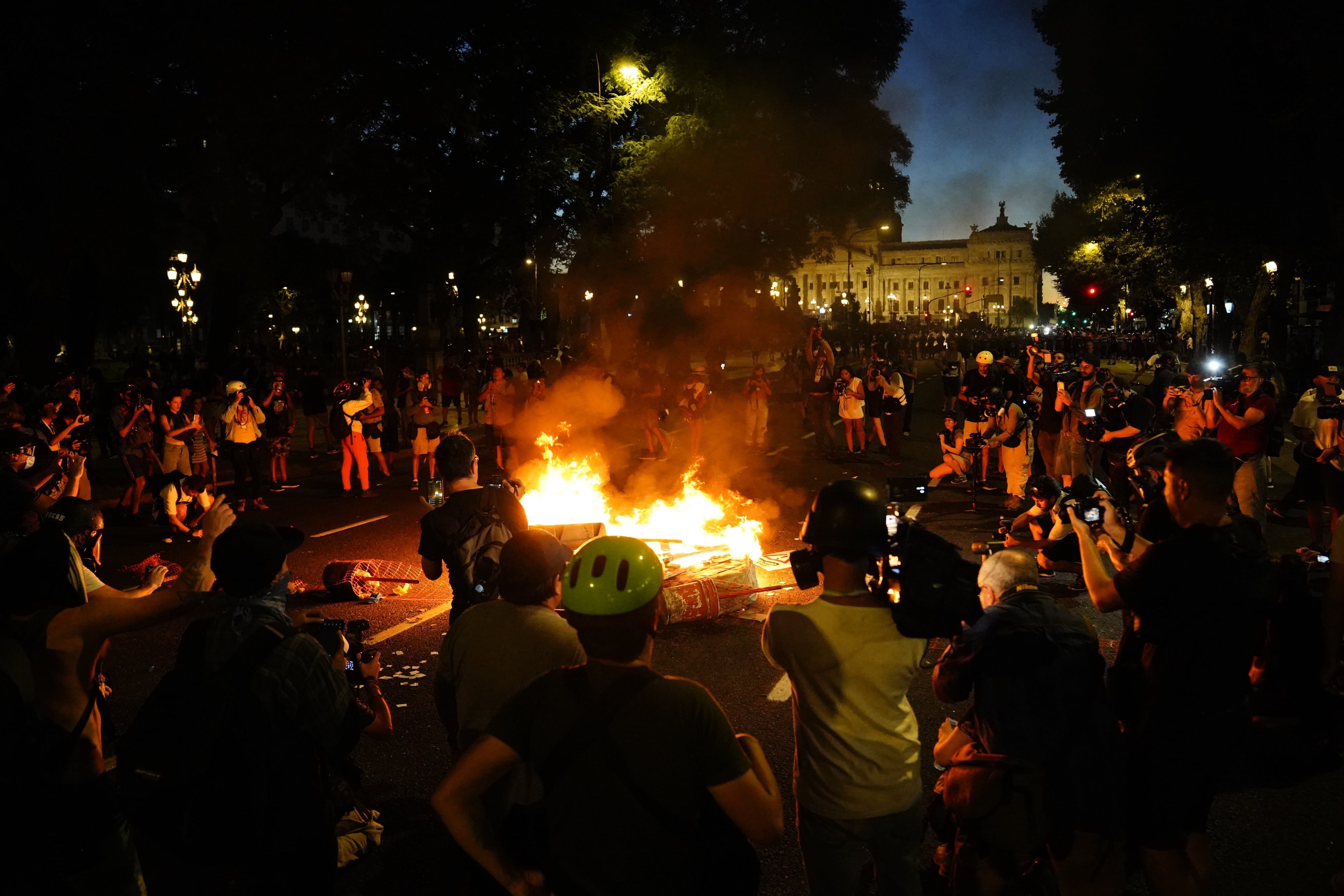 Incidentes y enfrentamientos frente al Congreso durante una nueva protesta contra la ley ómnibus. Foto: Clarín