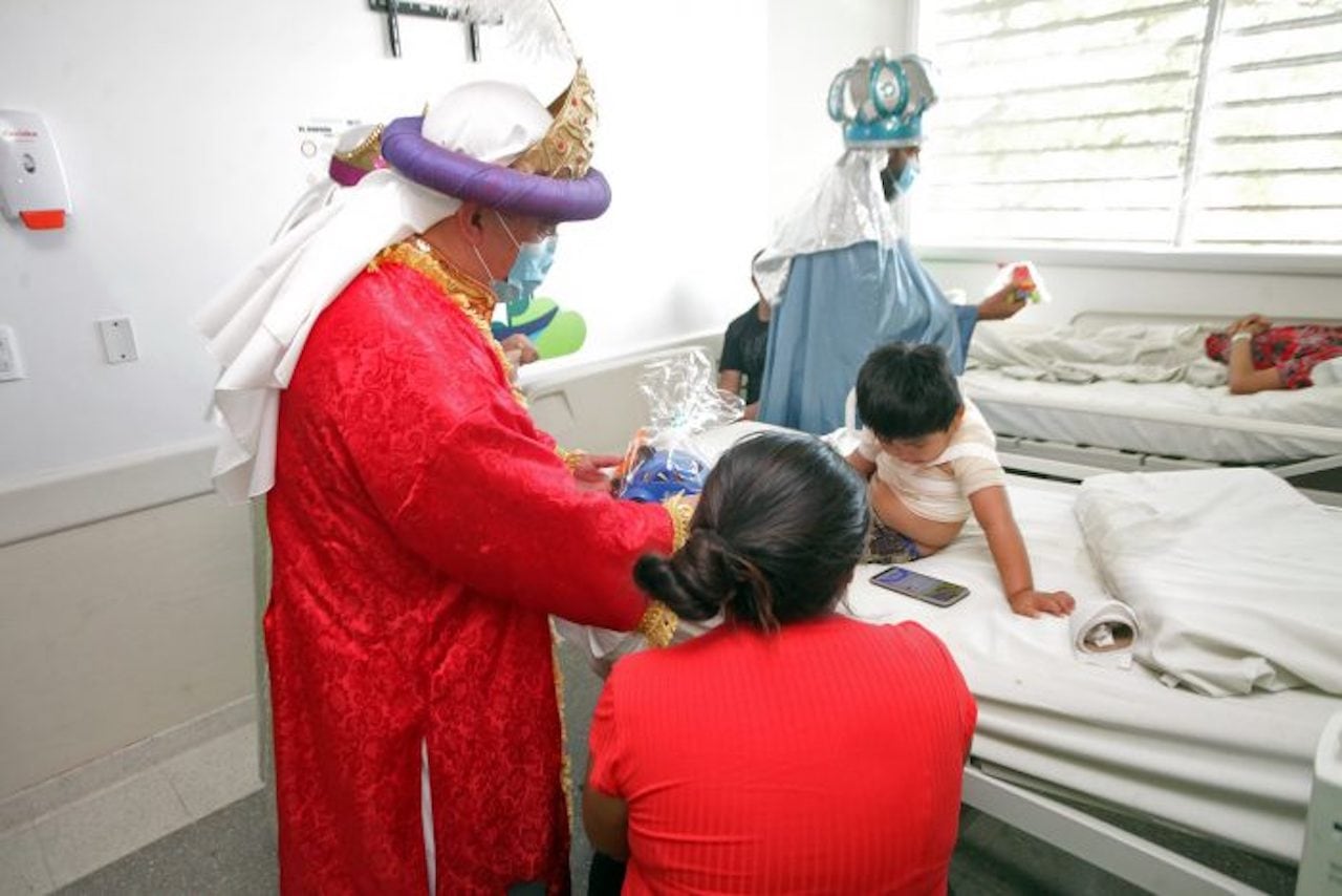 Los Reyes Magos visitaron a los chicos internados en el hospital Notti. Foto: Gentileza