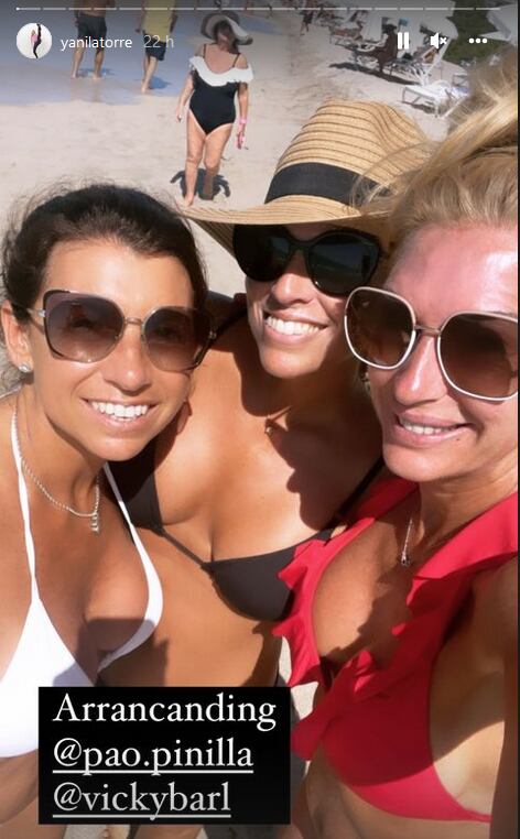 Yanina Latorre junto a sus amigas.