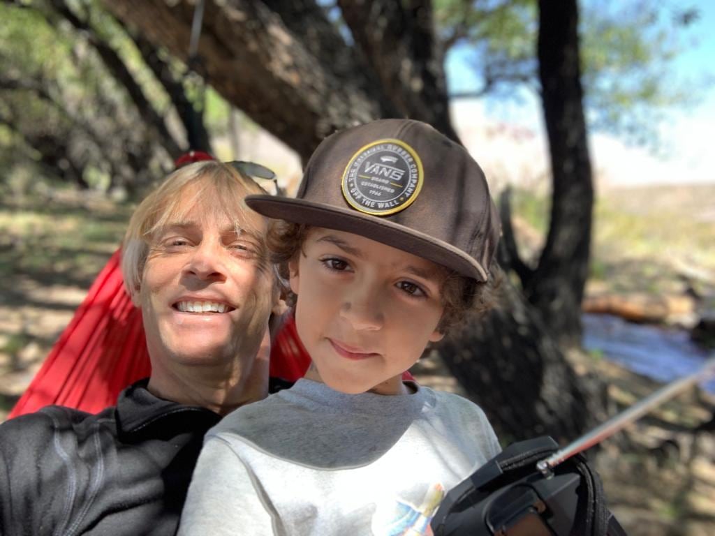 David English (48) junto a su hijo Benjamín. English nació en Tenneesse, pero en 2002 se mudó a Mendoza luego de haber sobrevivido al atentado de las Torres Gemelas. / Foto: Gentileza